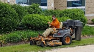 5 Reasons Commercial Lawn Care Services Are a Good Investment
